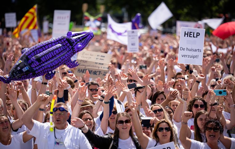 Huisartsen protesteren 1 juli op het Malieveld tegen de hoge werkdruk. De manifestatie maakt deel uit van een actieweek van de huisartsen. Beeld Freek van den Bergh / de Volkskrant