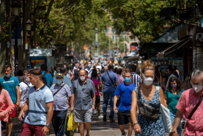 Mensen kuieren op de beroemde Ramblas in Barcelona.