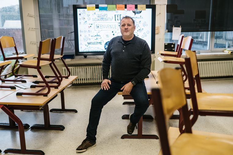 Schooldirecteur Dirk Bicker laat leerkrachten in opleiding een jaar lang stage lopen, om hen beter op de shock van de stedelijke praktijk voor te bereiden. Beeld Wouter Van Vooren