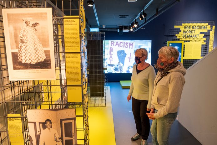 Nu het Afrika Museum in Berg en Dal weer open is kan men ook weer bezoekers ontvangen na de lockdown. Deze dames uit Nijmegen bezoeken de tentoonstelling over de slavernij die er momenteel is.