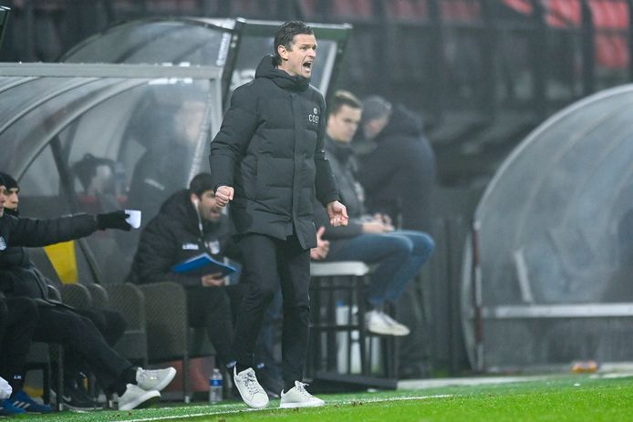 NEC-trainer Rogier Meijer schreeuwt naar zijn spelers tijdens de wedstrijd tegen Heracles Almelo.
