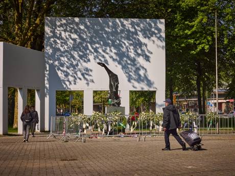 Ongeloof bij buurtbewoners Rotterdam-Charlois na vernieling bloemenkransen: ‘Compleet van de zotte’