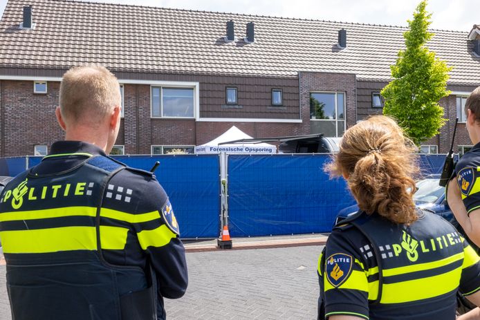 Foto van het politieonderzoek bij de woning in Elst.
