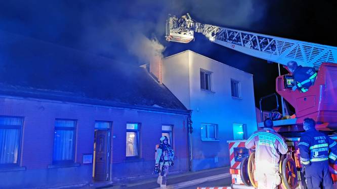 Steenweg in rook gehuld door schouwbrand