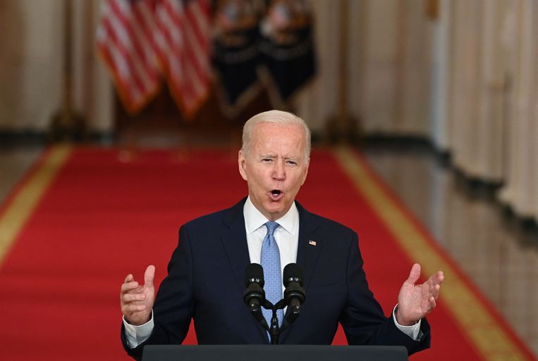 Joe Biden sprak de Amerikanen toe vanuit de State Dining Room in het Witte Huis. Beeld AFP
