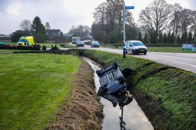Auto eindigt op de kop in de sloot na aanrijding bij Heerde: geen gewonden