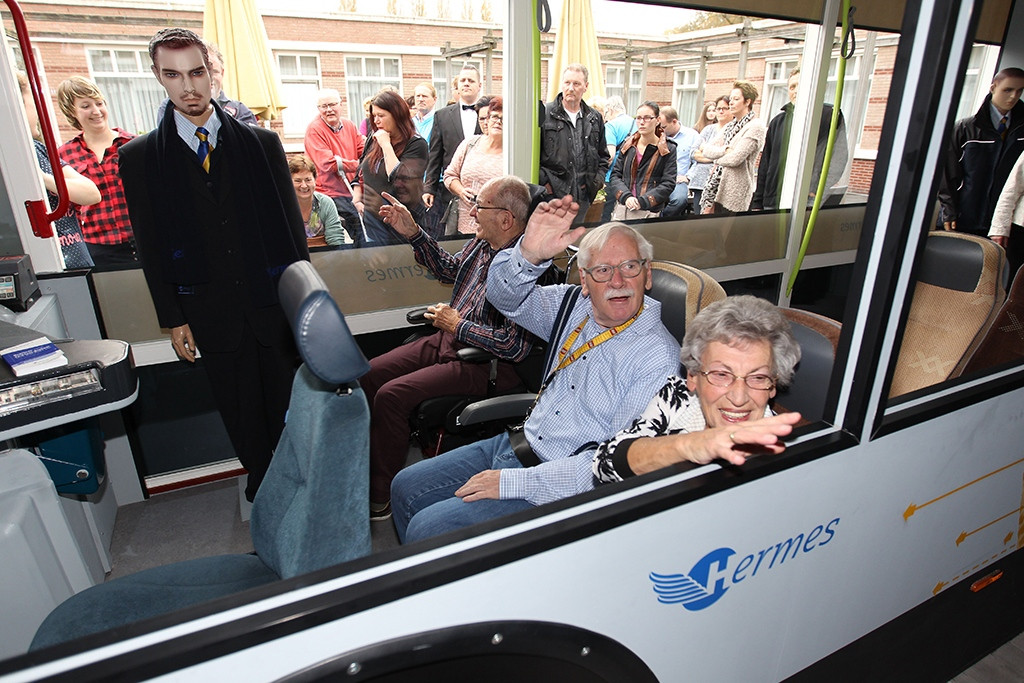 Officiële opening 'droombus' voor mensen met dementie. Aan het stuur burgemeester Anton van Aert. Passagiers Bram Barendrecht ( in rolstoel) , John Franken en Joke Splinter van de Kanidas.