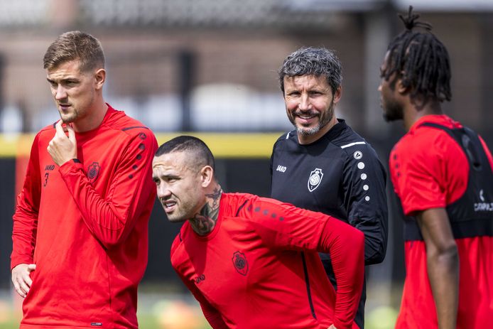 Mark van Bommel tijdens de training van Antwerp FC.