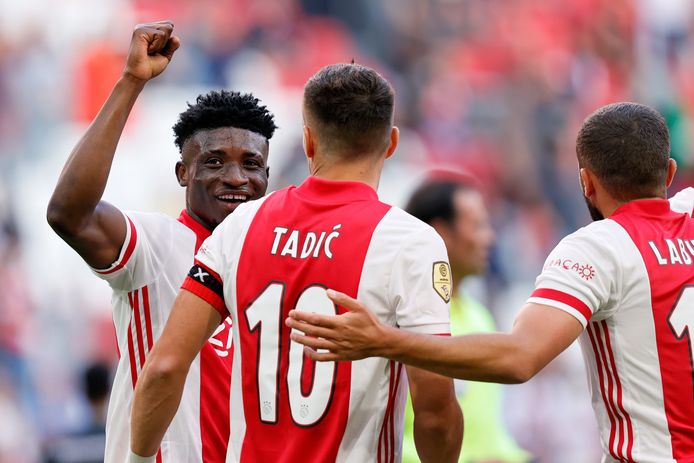 Mohammed Kudus viert feest met doelpuntenmakers Dusan Tadic en Zakaria Labyad.