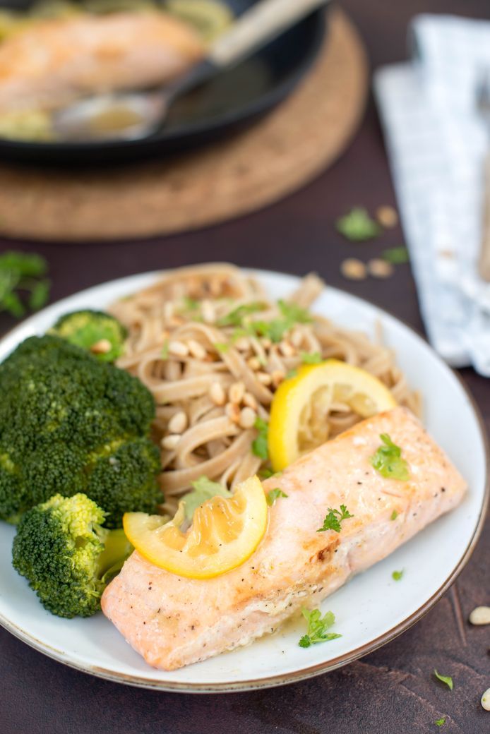 Zalm met citroen-honingsaus en tagliatelle