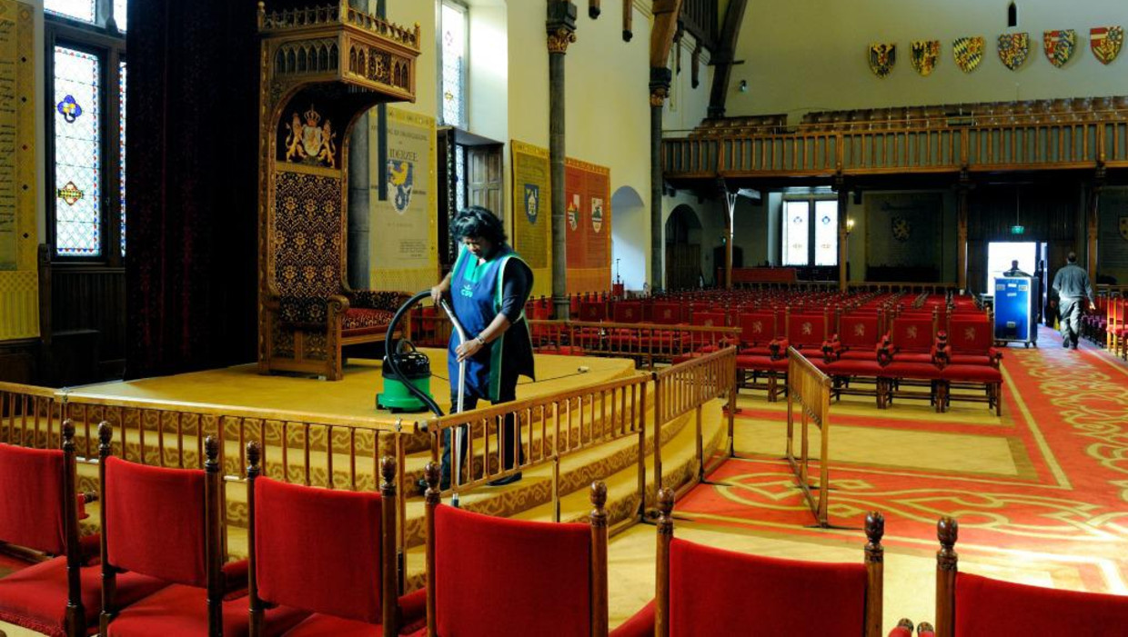 Schoonmaker maakt troonzaal gereed voor Prinsjesdag. Beeld ANP
