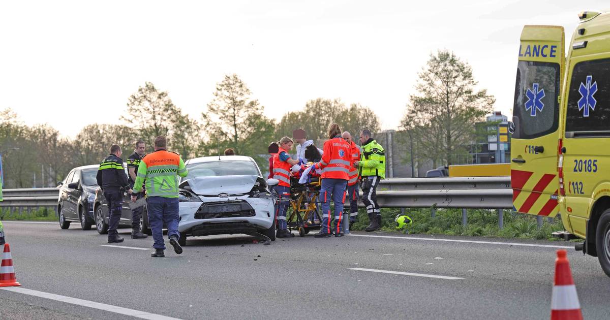 Man gewond naar het ziekenhuis door botsing met vrachtwagen.