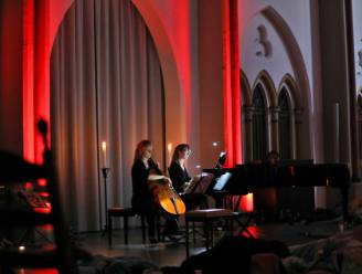 Liggend luisteren naar klassieke muziek in de Stevenskerk
