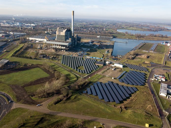 De 150 meter hoge schoorsteen van de elektriciteitscentrale die al decennialang de skyline van Nijmegen-West domineert, blijft voorlopig nog overeind staan.