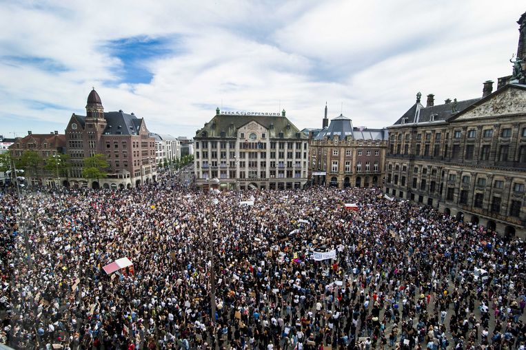 Er kwamen veel meer demonstranten dan verwacht af op het antiracismeprotest in Amsterdam, waardoor de coronaregels niet goed konden worden nageleefd. Beeld EPA
