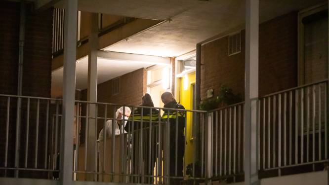 Vondst lichaam in Baarnse seniorenflat stelt politie vooralsnog voor een raadsel