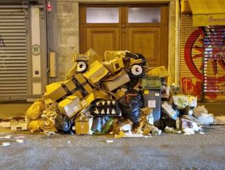 Franse straatartiest brengt overvolle vuilniszakken in Parijs tot leven 