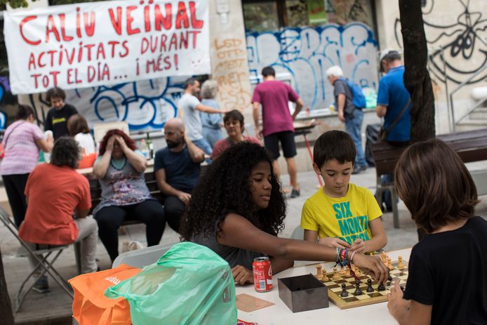 Kinderen schaken tijdens de bezetting van hun school in Barcelona waar een stembureau is klaargemaakt.