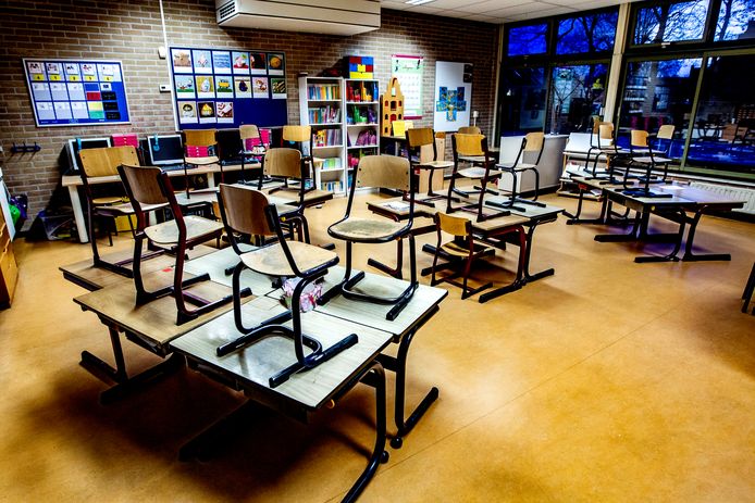 De stoelen mogen weer van de banken. Basisscholen mogen 10 januari open.
