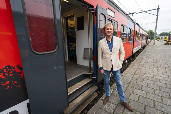 Presentator Frits Sissing bij de speciale KWF-trein.