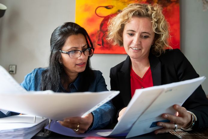 Sheena Hartman (links) heeft als mantelzorger hulp nodig vanwege de bureaucratische rompslomp. Mantelzorgmakelaar Katja Keuning helpt haar daarbij.