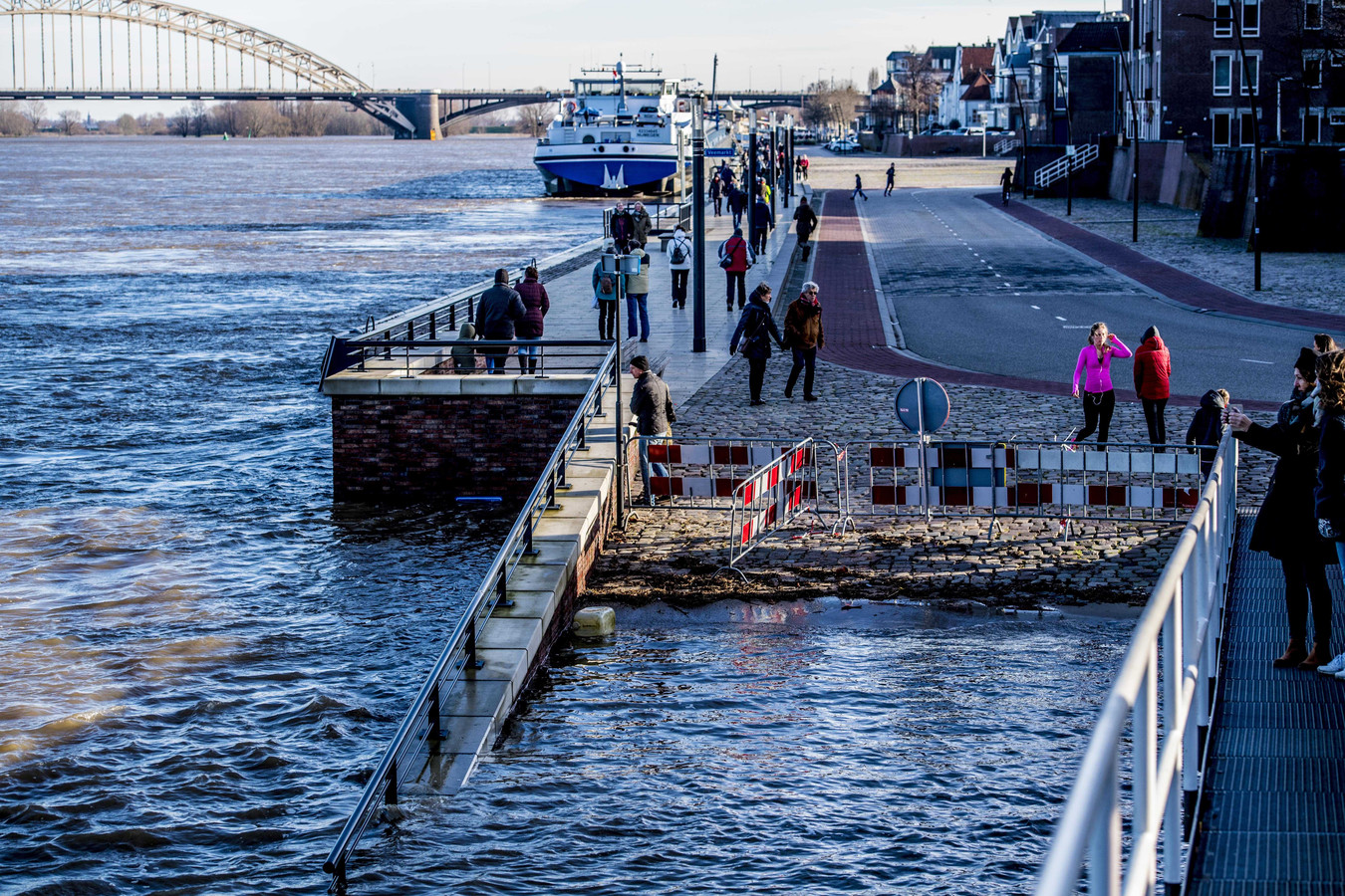 Bevoorrecht Geen ik ben verdwaald Waalkade op slot in verband met hoogwater | Foto | AD.nl