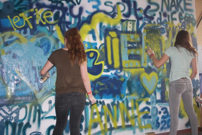 Leerlingen derde klas van het Norbertuscollege, Gertrudiscollege en Jan Tinbergen College maken kennis met cultuur bij Artisjok festival, hier in Tongerlohuys bij graffiti workshop in The Loods. Foto Artisjok festival