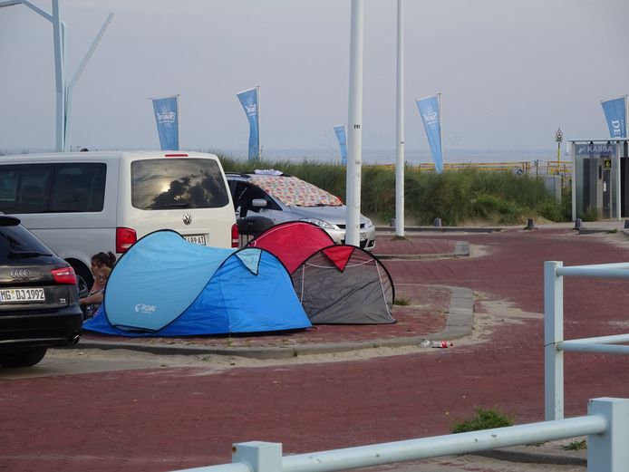 De eigenaar Melodramatisch Dankbaar Scheveningen is gekkenhuis': Nu ook overlast van massaal illegaal kamperen  op strand en straat | Onrust op Scheveningen | AD.nl