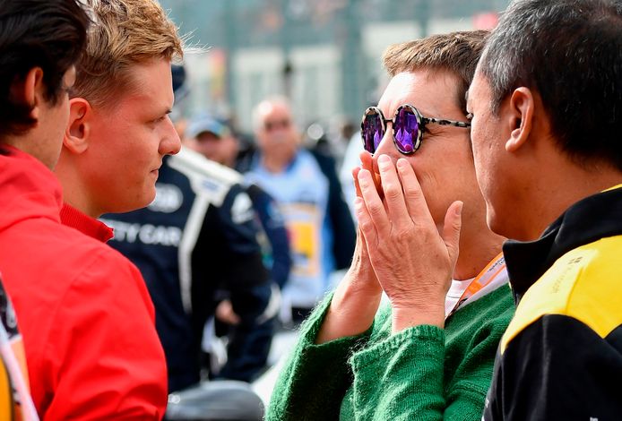 Mick Schumacher, ook piloot in de Formule 2, met de moeder van Anthoine Hubert.