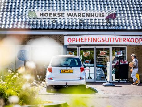 Waar de ene winkel een jubileum viert, moet de andere juist de deuren sluiten