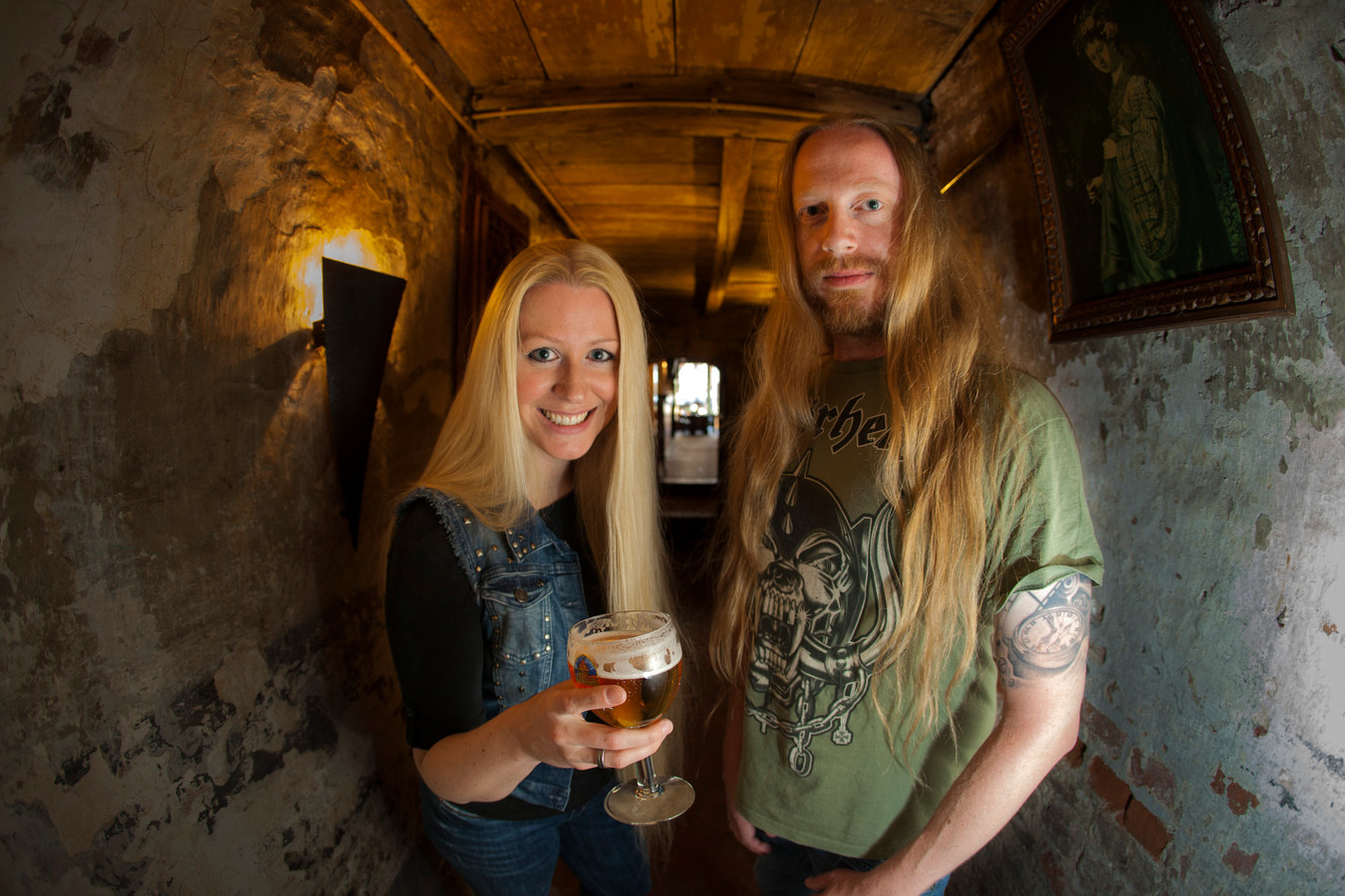 Oprichter Jeroen Wechgelaer en zangeres Marloes Voskuil van de Zutphense metalband Izegrim, die er komende zomer mee stopt.