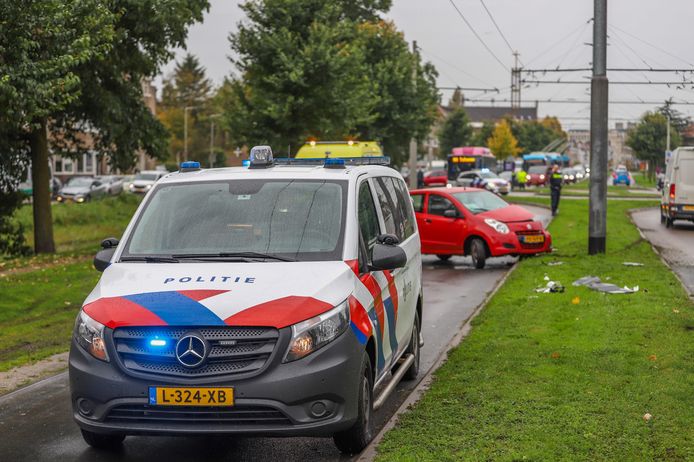 Een auto reed zaterdagochtend tegen twee trolleymasten aan.
