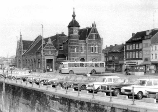 Het station van Halle in de jaren tachtig. Het gebouw werd in 1995 afgebroken.