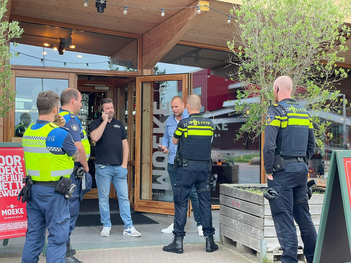 Politie en handhavers van de gemeente Nijmegen in discussie met personeel van Moeke