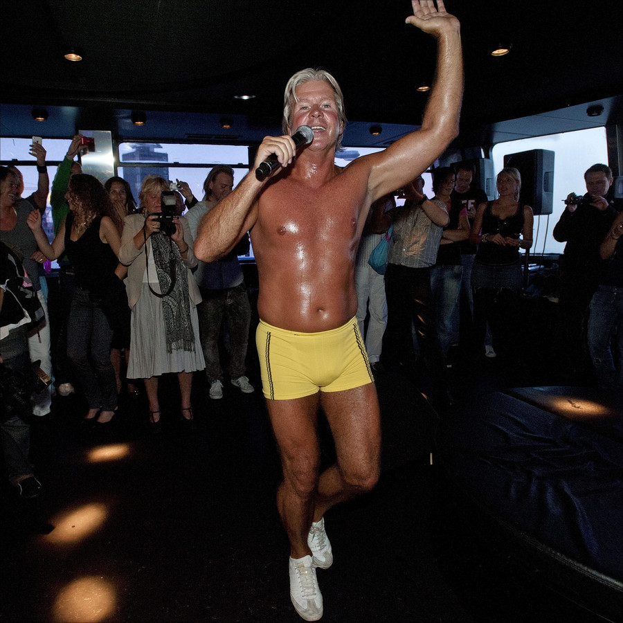 Dries Roelvink trekt gele zwembroek toch weer aan Foto