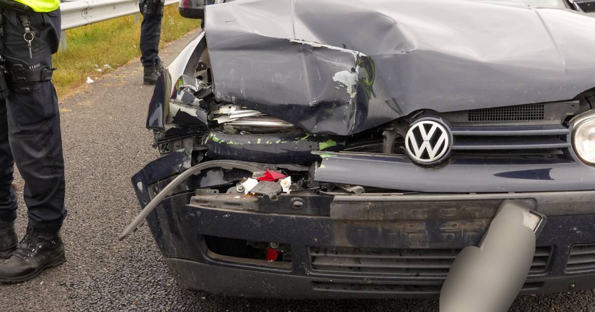 Vrachtwagen en auto botsen tegen elkaar op A67 bij Liessel, inzittende naar ziekenhuis gebracht