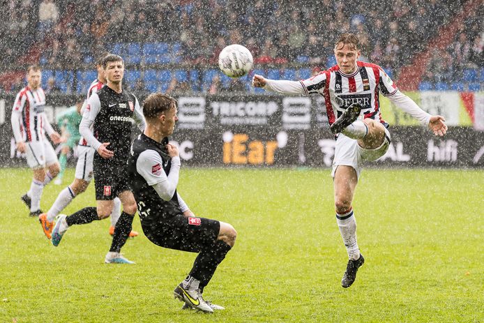 Niels van Berkel (rechts) had als basisdebutant een assist bij Willem II.