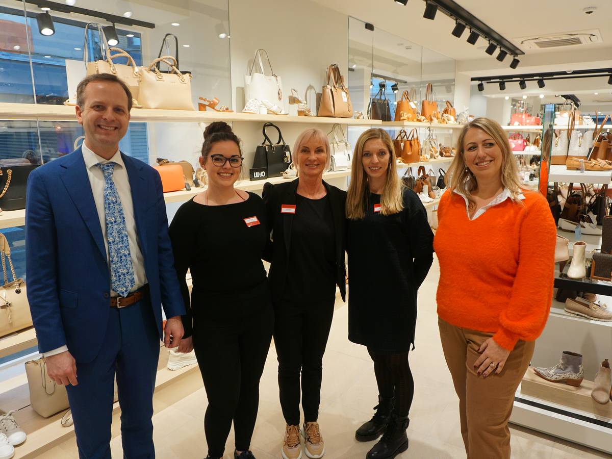 Familiebedrijf Paris Londres viert 115de verjaardag met vernieuwde schoenwinkel in Oostende We hebben online shopping omarmd Oostende hln.be