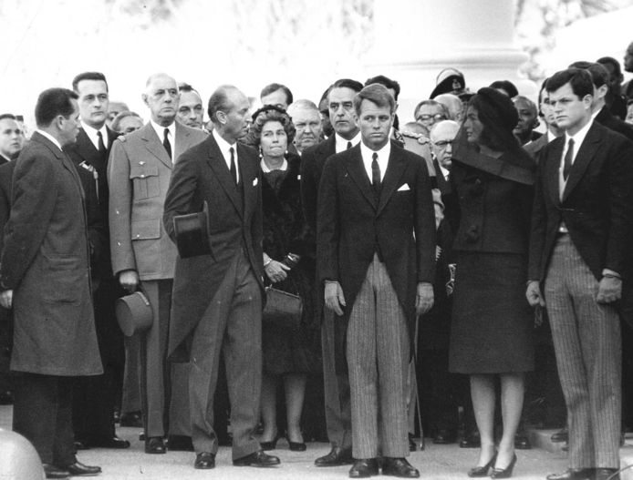 Robert Kennedy in 1963 bij de begrafenis van zijn broer John. Rechts senator Ted Kennedy.