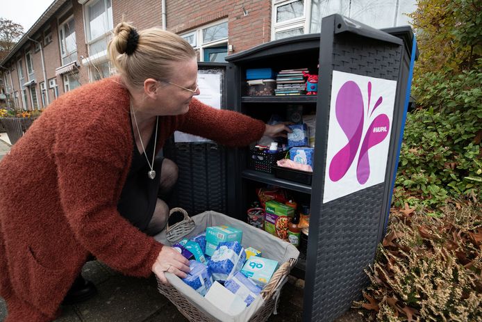 Wendy Roest bij de weggeefkast in haar voortuin.