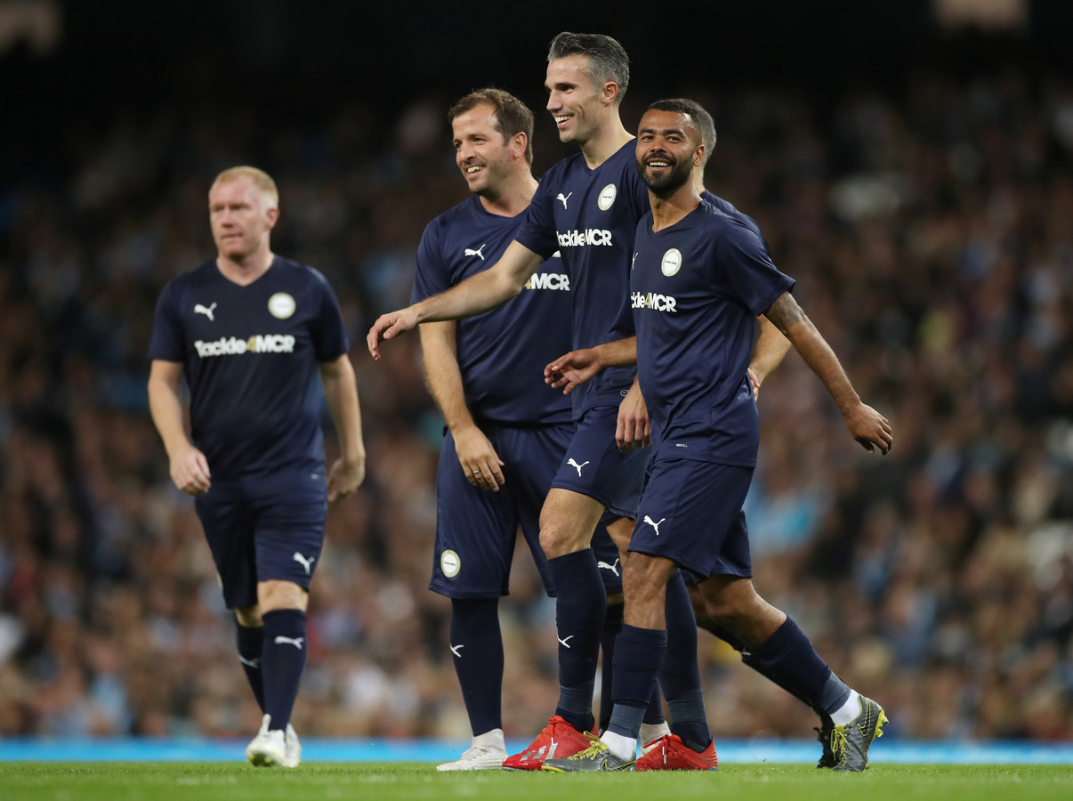 Van Persie viert de 2-1 samen met Cole (r), Scholes (l) en Rafael van der Vaart.