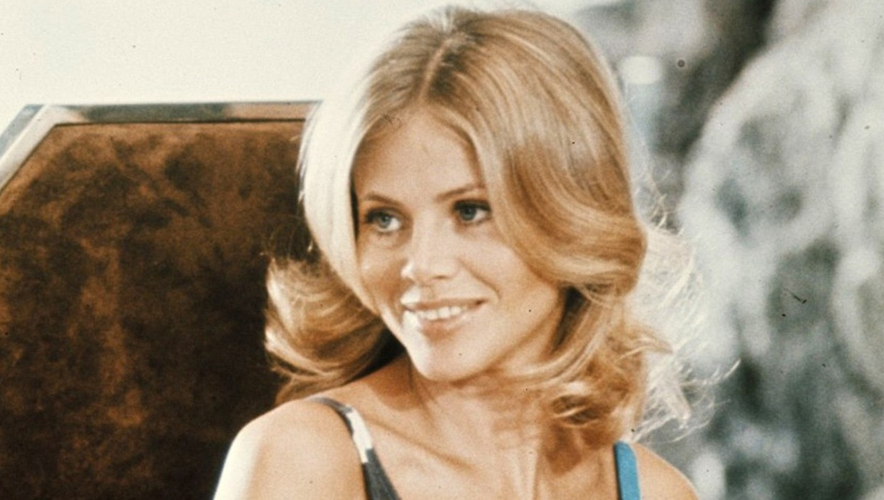 Britt Ekland als Mary Goodnight in The man with golden gun (1974) Beeld  