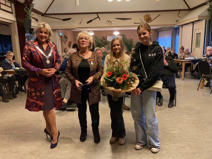 Christien van 't Ende (2e van links) kreeg de onderscheiding van burgemeester Tanja Haseloop-Amsing van de gemeente Oldebroek.