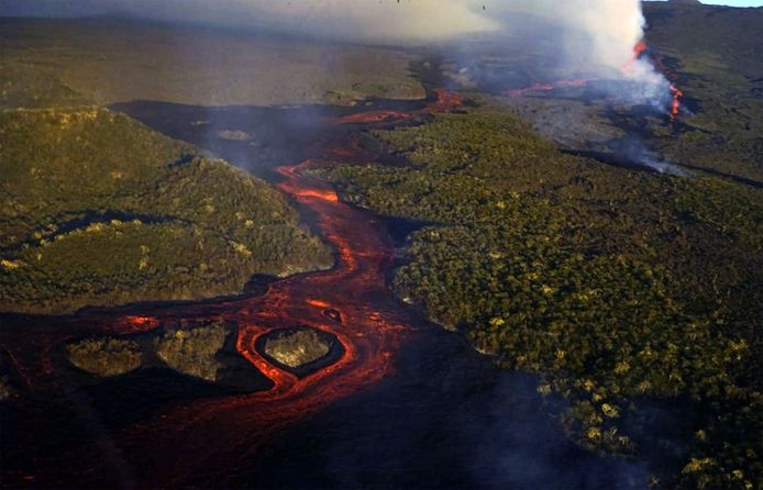 Beeld van de uitbarsting van vulkaan Wolf op het Galapagoseiland Isabela.