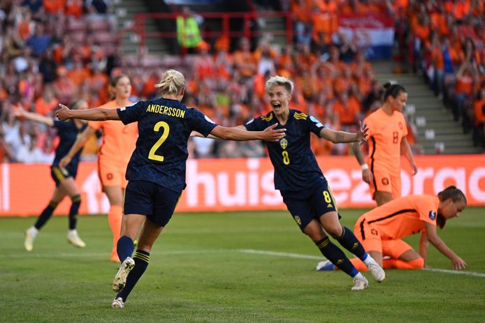 Jonna Andersson (l) celebrates the 0-1.