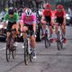 Vos draagt ritzege op aan overleden  Belgische veldrijdster, Van der Breggen behoudt roze leiderstrui