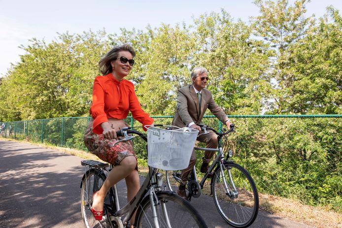 Koning Filip en Mathilde op de fiets.