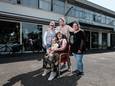 Medewerkers van HodgePodge. Op de stoel Karla Kuiper. Links met zonnebril, Ingrid Zandbergen.