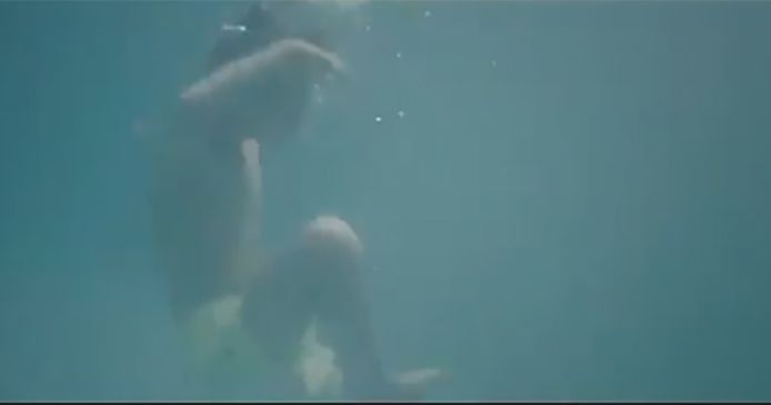 In het filmpje is te zien hoe een ALS-patiënt toekijkt terwijl een kind aan het verdrinken is.