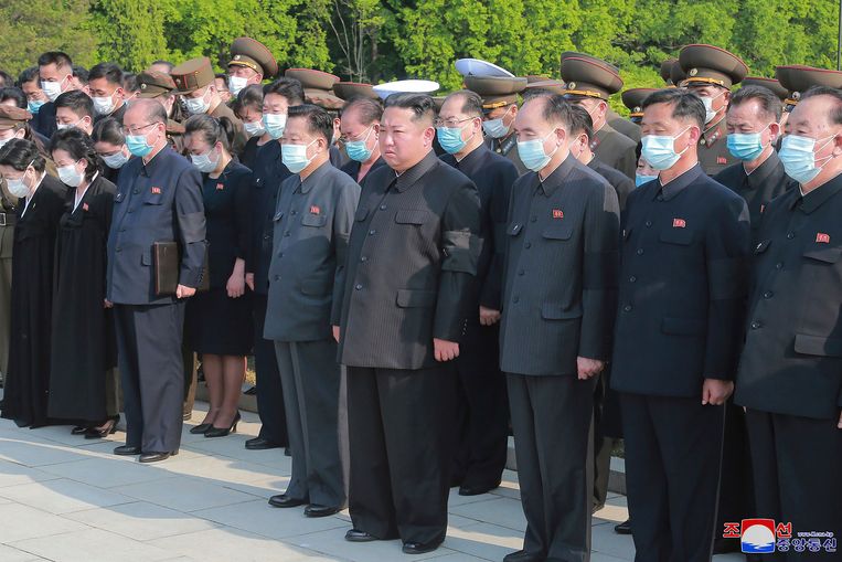 De Noord-Koreaanse leider Kim Jong-Un tijdens de begrafenis van zijn mentor Hyon Chol Hae in Pyongyang. Beeld AP